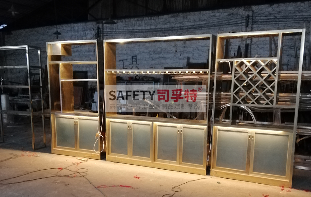 不銹鋼酒柜作用大嗎？小家庭裝修能不能裝(圖2)