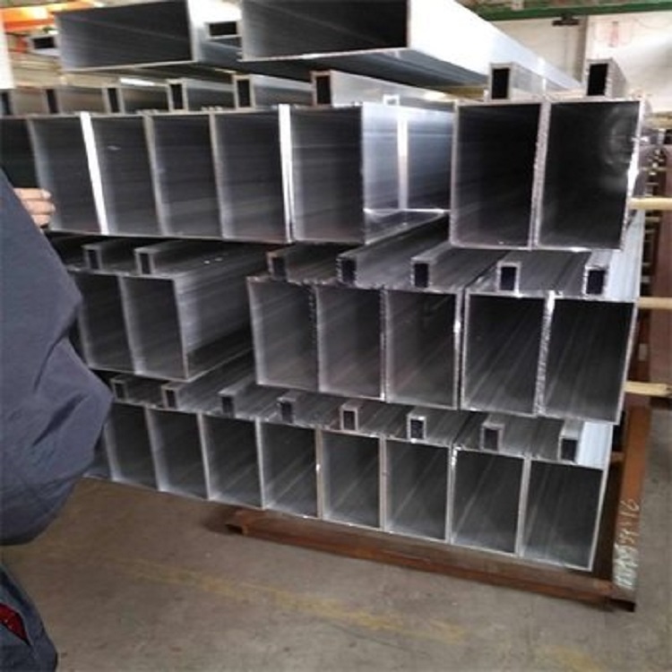 防火幕墻型材該怎么選擇 長期以來，建筑物的火災(zāi)時常發(fā)生，建筑物防火一直都是設(shè)計師注重的要點，特別是外裝飾幕墻防火，關(guān)乎著逃生，阻止火勢蔓的重要防線。防火幕墻也隨之應(yīng)運(yùn)而生。那么，防火幕墻的最重要部分—(圖3)