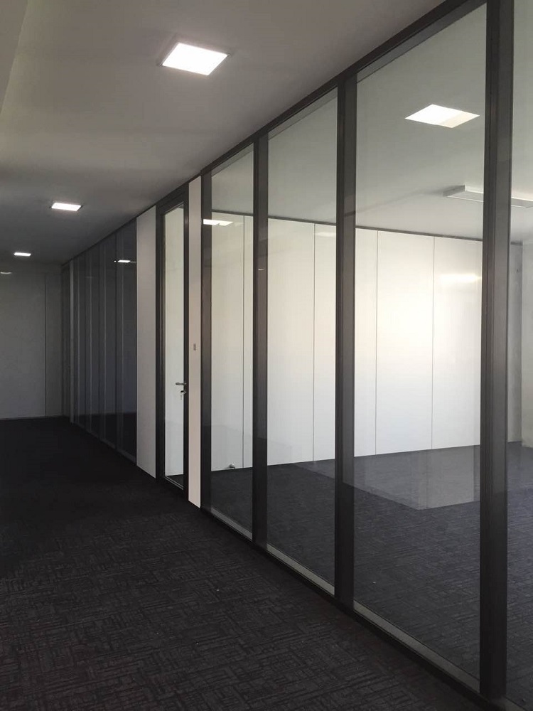 防火幕墻型材該怎么選擇 長期以來，建筑物的火災(zāi)時常發(fā)生，建筑物防火一直都是設(shè)計師注重的要點，特別是外裝飾幕墻防火，關(guān)乎著逃生，阻止火勢蔓的重要防線。防火幕墻也隨之應(yīng)運(yùn)而生。那么，防火幕墻的最重要部分—(圖5)